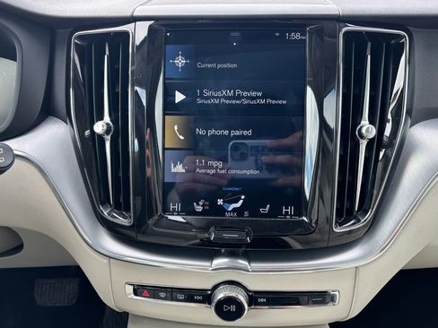 Used 2018 Volvo XC60 T5 Momentum w/ Vision Package image 9