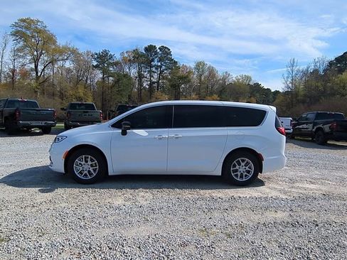 New 2026 Chrysler Pacifica Select image 2