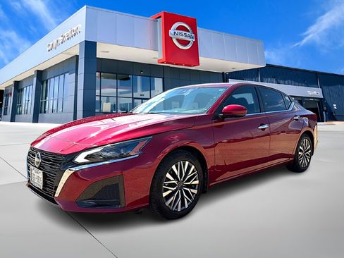 Used 2024 Nissan Altima 2.5 SV w/ SV Premium Package FWD image 1