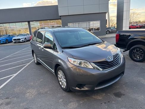Used 2012 Toyota Sienna LE image 5