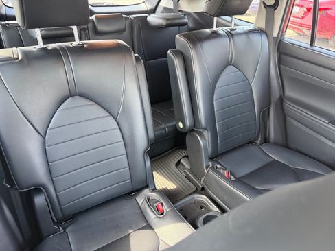 Used 2023 Toyota Highlander XLE AWD/4WD image 18