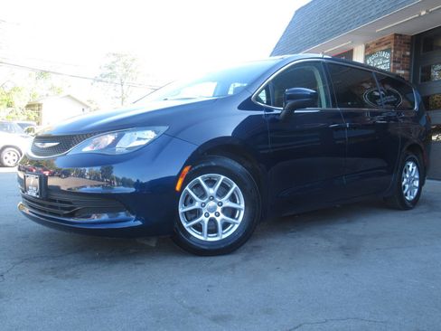 Used 2020 Chrysler Voyager LX image 28