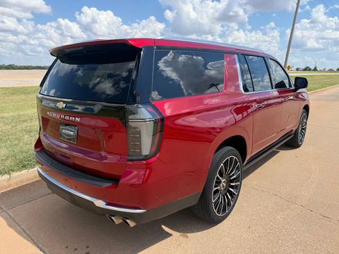 Used 2025 Chevrolet Suburban High Country AWD/4WD image 3