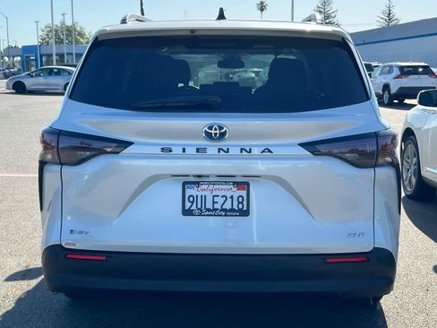 Used 2025 Toyota Sienna XLE FWD image 5