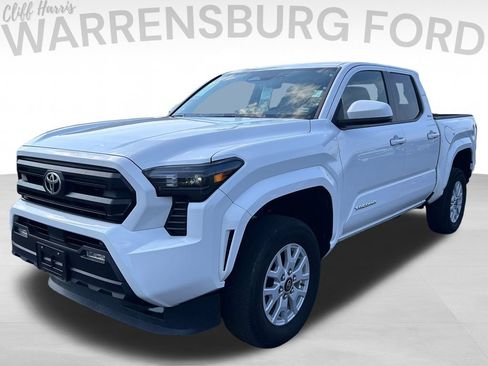 Used 2025 Toyota Tacoma SR5 AWD/4WD image 3
