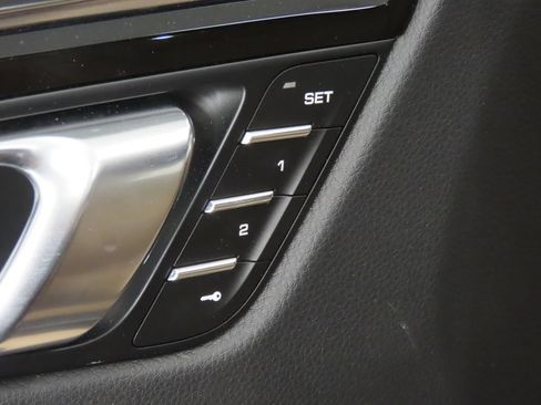 Certified 2026 Porsche Macan AWD/4WD image 36