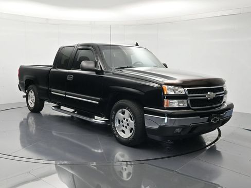 Used 2007 Chevrolet Silverado 1500 LT w/ Extended Cab Value Package RWD image 3