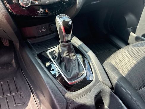 Used 2020 Nissan Rogue SV FWD image 25
