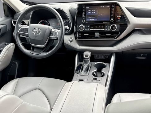 Used 2022 Toyota Highlander XLE FWD image 19