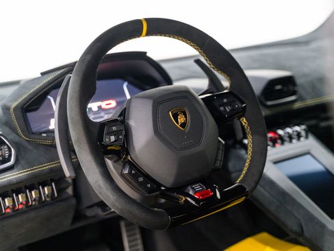Used 2022 Lamborghini Huracan STO image 3