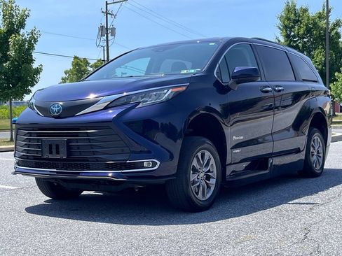 Used 2021 Toyota Sienna XLE w/ XLE Plus Package FWD image 4