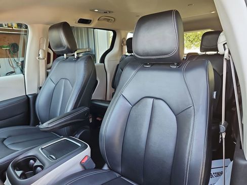 Used 2024 Chrysler Pacifica Touring-L image 23