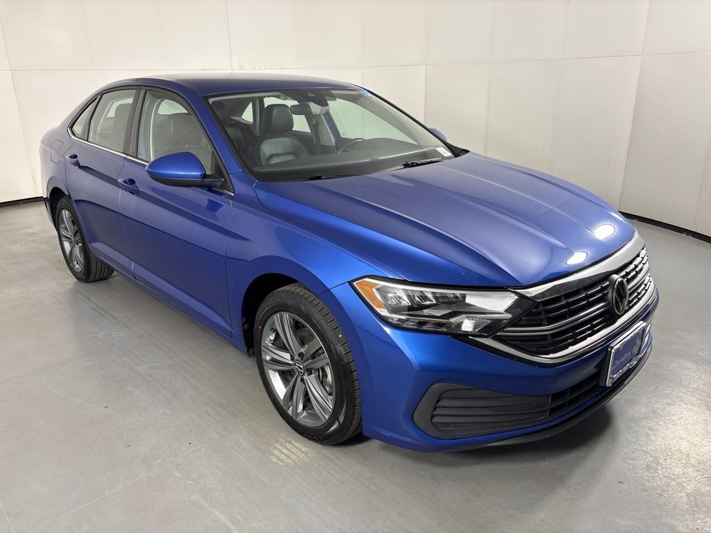 Used 2024 Volkswagen Jetta SE FWD image 2