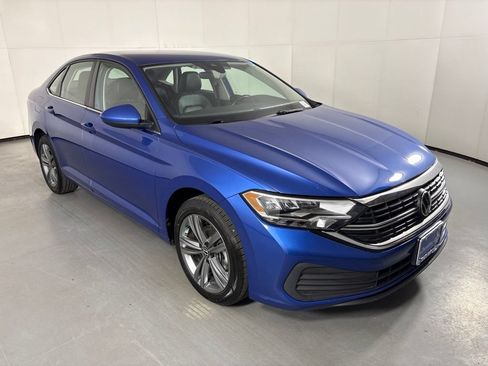 Used 2024 Volkswagen Jetta SE FWD image 2