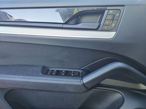 Used 2024 Porsche Cayenne w/ Premium Package AWD/4WD image 8