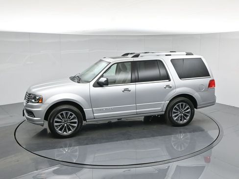 Used 2017 Lincoln Navigator Select RWD image 28