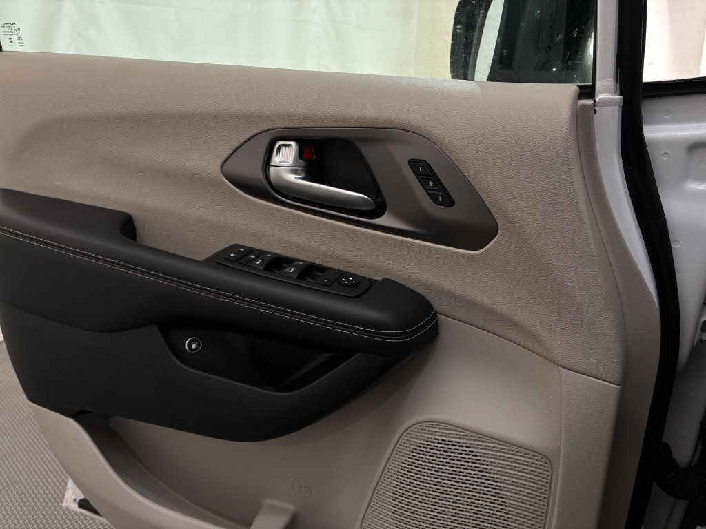 Used 2024 Chrysler Pacifica Limited FWD image 29