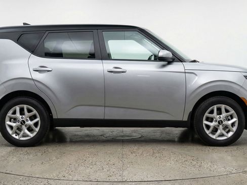 Used 2025 Kia Soul LX w/ LX Technology Package FWD image 11