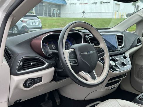 Used 2017 Chrysler Pacifica Limited FWD image 20