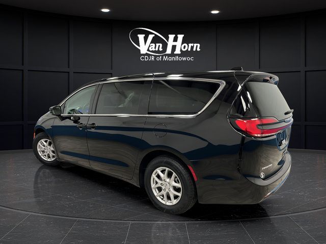 Used 2024 Chrysler Pacifica Touring-L FWD image 5