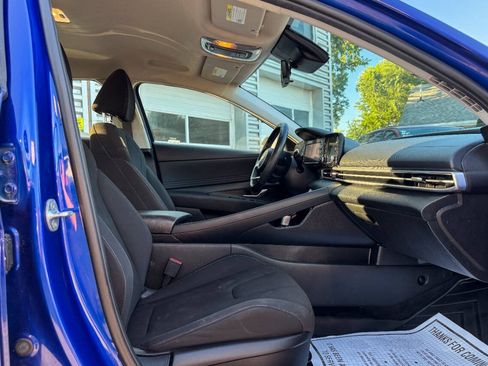 Used 2022 Hyundai Elantra SEL w/ Convenience Package FWD image 9