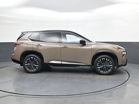 Used 2024 Nissan Rogue Platinum image 3