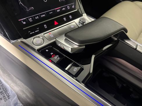 Used 2019 Audi e-tron Prestige w/ Prestige Package image 27