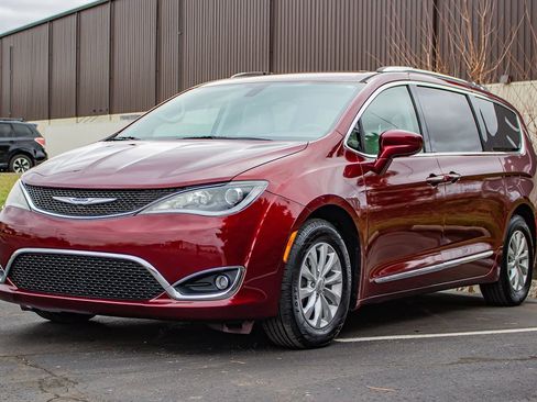 Used 2019 Chrysler Pacifica Touring-L image 3