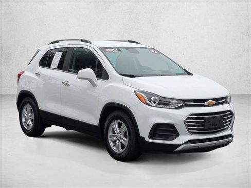 Used 2017 Chevrolet Trax LT w/ LT Convenience Package FWD image 3