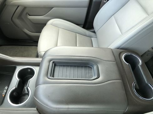 Used 2023 GMC Yukon SLT w/ SLT Premium Package image 17