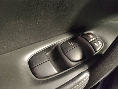 Used 2020 Nissan Rogue S FWD image 27