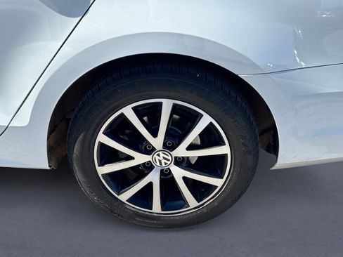 Used 2017 Volkswagen Jetta SE image 3