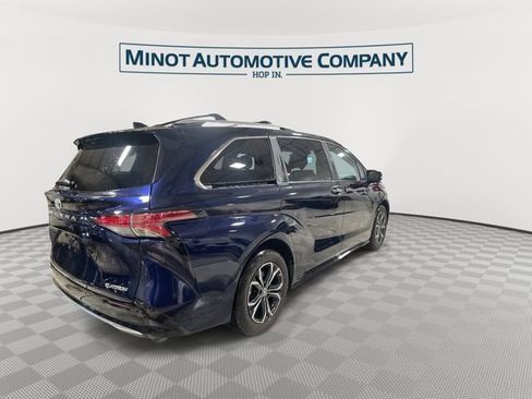 Used 2025 Toyota Sienna Platinum AWD/4WD image 8
