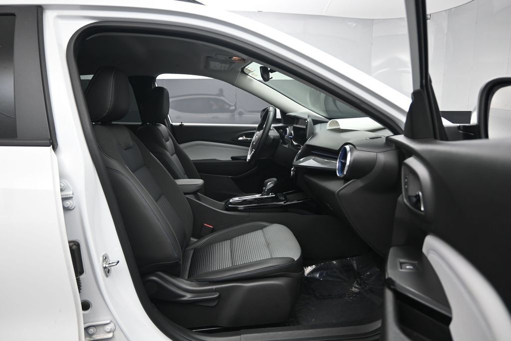 Used 2025 Chevrolet Trax LT w/ LT Convenience Package FWD image 30