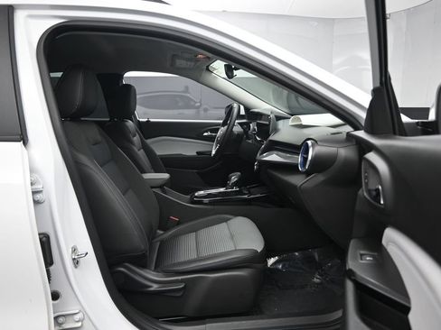 Used 2025 Chevrolet Trax LT w/ LT Convenience Package FWD image 30