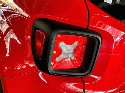 Used 2018 Jeep Renegade Latitude image 28