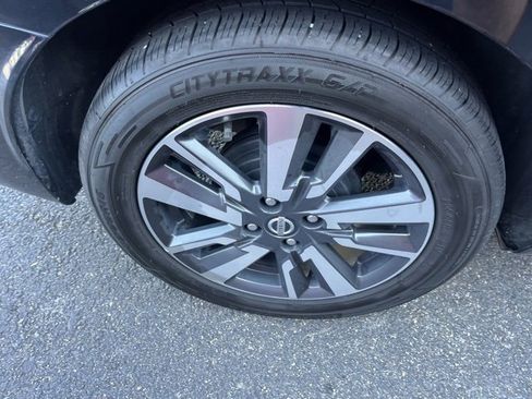 Used 2022 Nissan Versa SV image 21