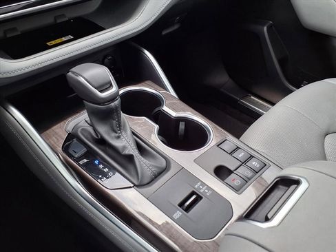 Used 2024 Toyota Highlander Platinum image 25