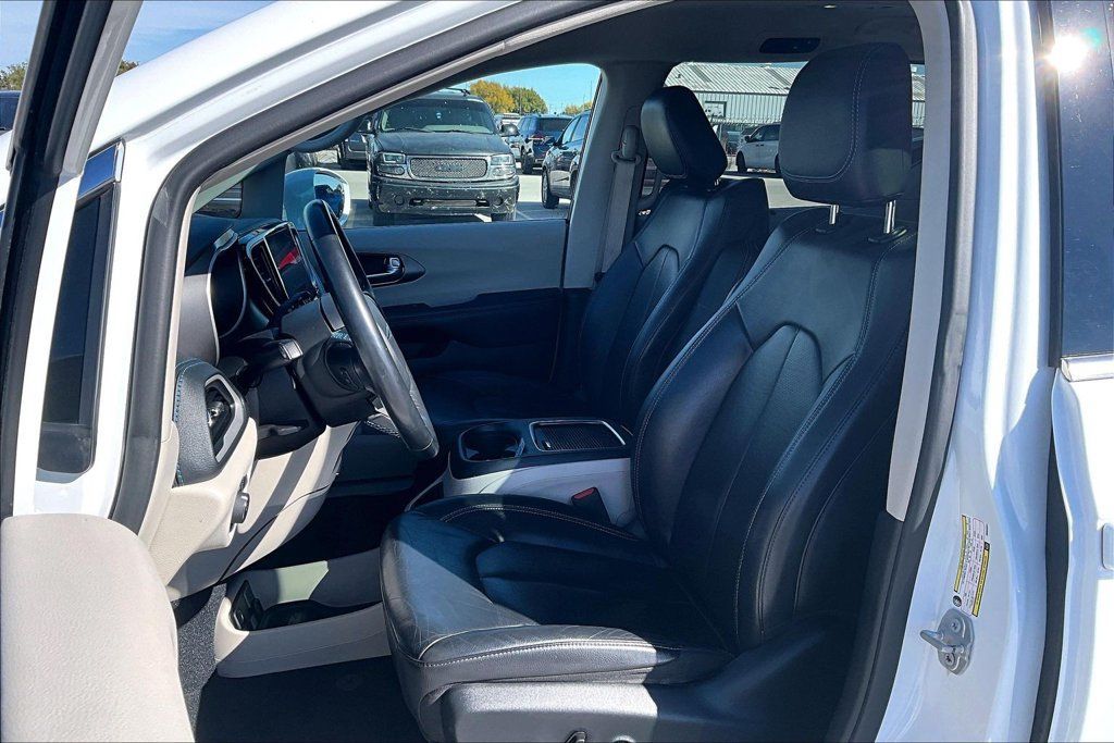 Used 2021 Chrysler Pacifica Touring-L AWD/4WD image 33