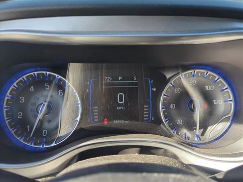 Used 2018 Chrysler Pacifica Touring-L FWD image 18