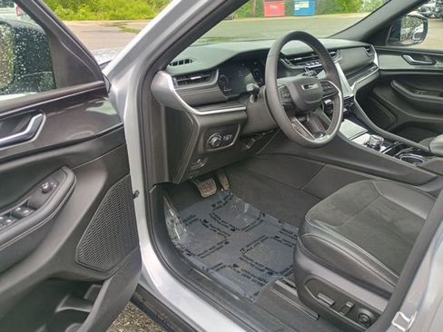 Used 2023 Jeep Grand Cherokee Altitude AWD/4WD image 26