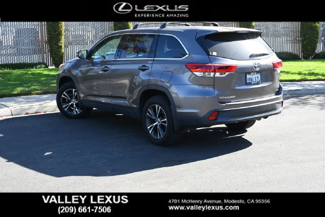 Used 2019 Toyota Highlander LE AWD/4WD image 4
