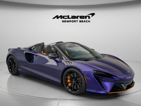 Used 2025 McLaren Artura Spider RWD image 1