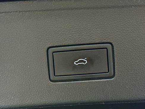 Used 2025 Volkswagen Atlas Cross Sport SE image 29