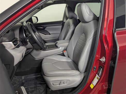 Used 2022 Toyota Highlander XLE image 12