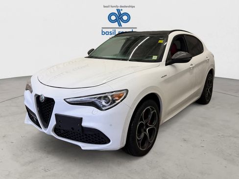 Used 2022 Alfa Romeo Stelvio Veloce image 2