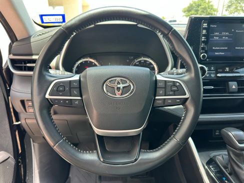 Used 2022 Toyota Highlander XLE FWD image 12