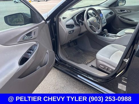 Used 2017 Chevrolet Malibu LT FWD image 11