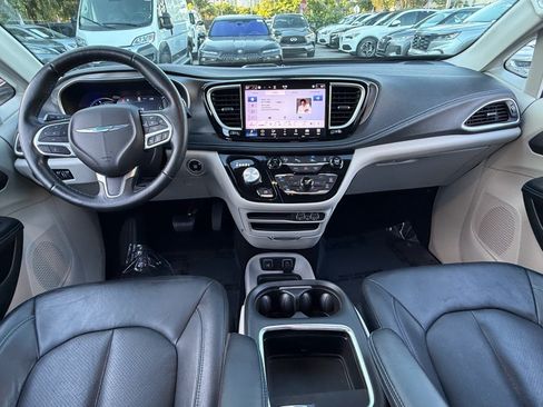 Used 2021 Chrysler Pacifica Touring-L FWD image 15