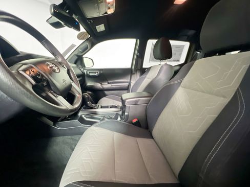 Used 2021 Toyota Tacoma TRD Sport image 14